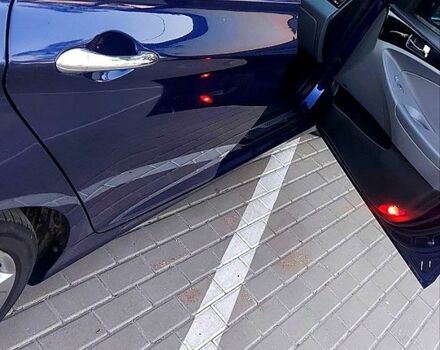 Синий Хендай Соната, объемом двигателя 2 л и пробегом 220 тыс. км за 9900 $, фото 4 на Automoto.ua