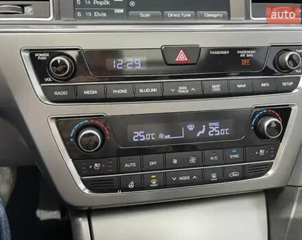 Синий Хендай Соната, объемом двигателя 2.36 л и пробегом 145 тыс. км за 10500 $, фото 4 на Automoto.ua