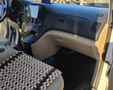 Белый Хендай Старекс, объемом двигателя 2.5 л и пробегом 230 тыс. км за 14000 $, фото 1 на Automoto.ua