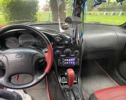 Красный Хендай Тибурон, объемом двигателя 2 л и пробегом 98 тыс. км за 3622 $, фото 4 на Automoto.ua