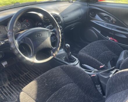 Красный Хендай Тибурон, объемом двигателя 2 л и пробегом 200 тыс. км за 2700 $, фото 3 на Automoto.ua