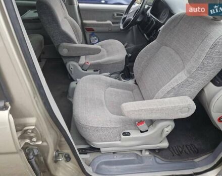 Бежевый Хендай Траджет, объемом двигателя 2 л и пробегом 240 тыс. км за 4750 $, фото 6 на Automoto.ua