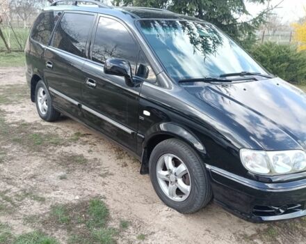 Черный Хендай Траджет, объемом двигателя 2 л и пробегом 350 тыс. км за 3500 $, фото 2 на Automoto.ua