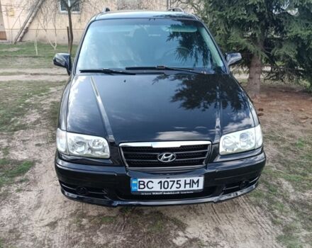Черный Хендай Траджет, объемом двигателя 2 л и пробегом 350 тыс. км за 3500 $, фото 1 на Automoto.ua