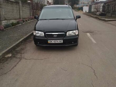 Черный Хендай Траджет, объемом двигателя 1.99 л и пробегом 235 тыс. км за 3999 $, фото 1 на Automoto.ua