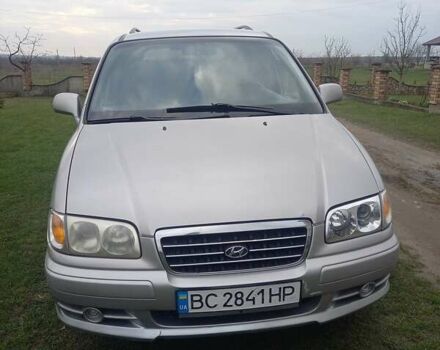 Серый Хендай Траджет, объемом двигателя 2 л и пробегом 192 тыс. км за 5100 $, фото 1 на Automoto.ua