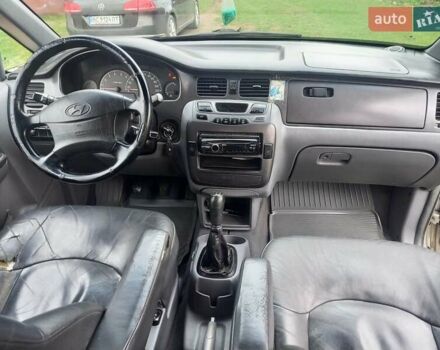 Серый Хендай Траджет, объемом двигателя 2 л и пробегом 192 тыс. км за 5100 $, фото 10 на Automoto.ua
