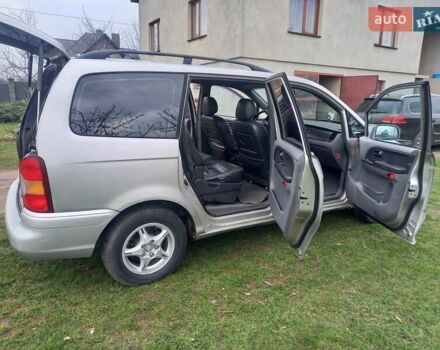 Серый Хендай Траджет, объемом двигателя 2 л и пробегом 192 тыс. км за 5100 $, фото 4 на Automoto.ua