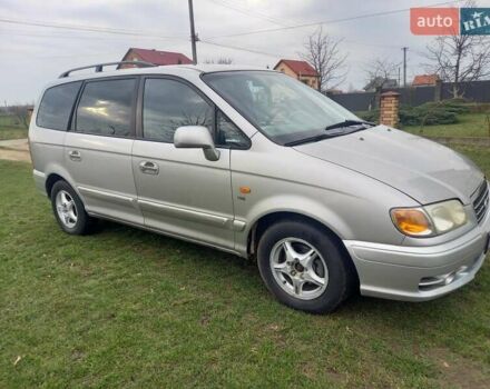 Серый Хендай Траджет, объемом двигателя 2 л и пробегом 192 тыс. км за 5100 $, фото 2 на Automoto.ua