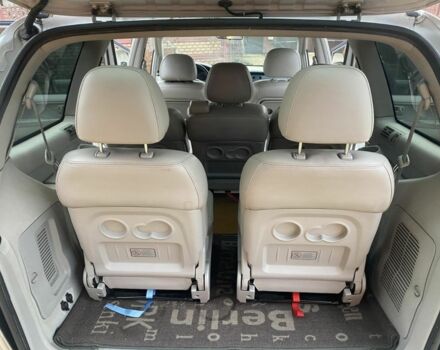 Серый Хендай Траджет, объемом двигателя 2 л и пробегом 250 тыс. км за 4000 $, фото 5 на Automoto.ua