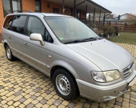 Серый Хендай Траджет, объемом двигателя 2 л и пробегом 250 тыс. км за 4000 $, фото 2 на Automoto.ua