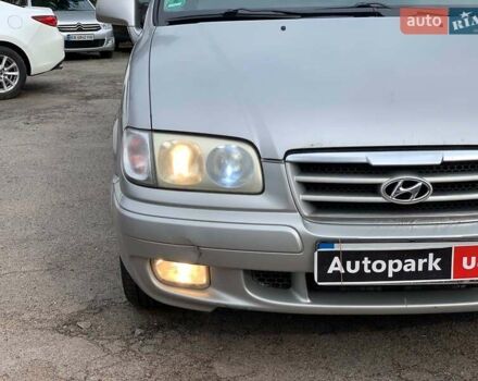 Сірий Хендай Траджет, об'ємом двигуна 2 л та пробігом 250 тис. км за 4630 $, фото 9 на Automoto.ua