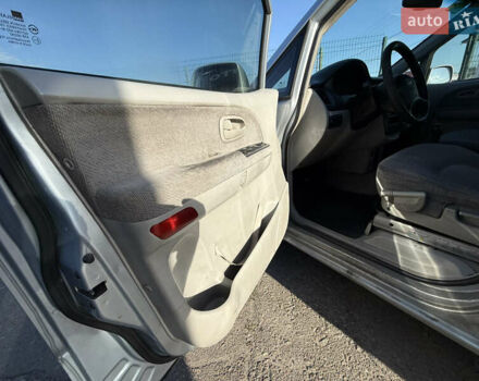 Серый Хендай Траджет, объемом двигателя 2 л и пробегом 306 тыс. км за 4490 $, фото 8 на Automoto.ua