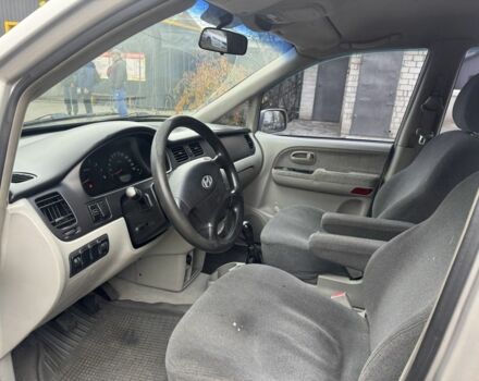 Серый Хендай Траджет, объемом двигателя 2 л и пробегом 280 тыс. км за 3300 $, фото 5 на Automoto.ua