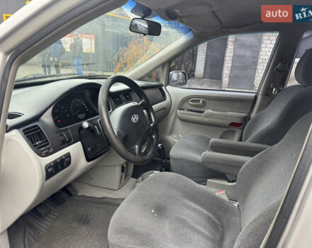 Серый Хендай Траджет, объемом двигателя 2 л и пробегом 280 тыс. км за 3500 $, фото 5 на Automoto.ua