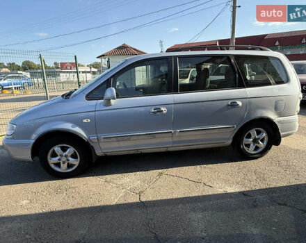 Серый Хендай Траджет, объемом двигателя 2 л и пробегом 306 тыс. км за 4490 $, фото 2 на Automoto.ua