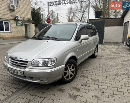 Серый Хендай Траджет, объемом двигателя 2 л и пробегом 280 тыс. км за 3500 $, фото 2 на Automoto.ua