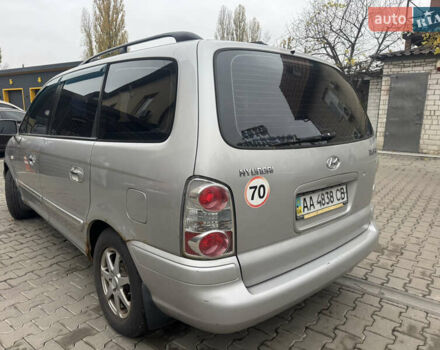 Серый Хендай Траджет, объемом двигателя 2 л и пробегом 280 тыс. км за 3500 $, фото 3 на Automoto.ua