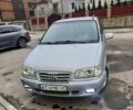 Серый Хендай Траджет, объемом двигателя 1.98 л и пробегом 250 тыс. км за 5000 $, фото 1 на Automoto.ua