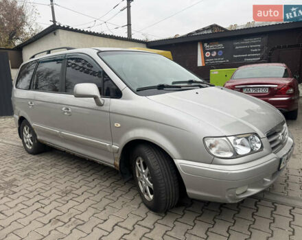 Серый Хендай Траджет, объемом двигателя 2 л и пробегом 280 тыс. км за 3500 $, фото 1 на Automoto.ua