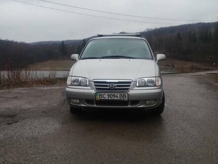 Серый Хендай Траджет, объемом двигателя 1.98 л и пробегом 200 тыс. км за 2900 $, фото 1 на Automoto.ua