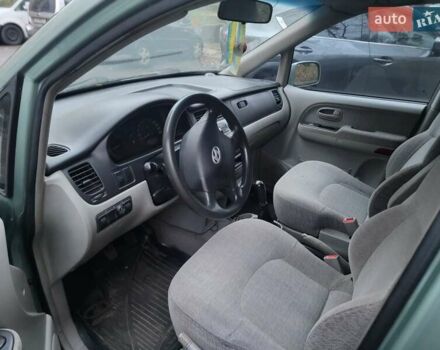 Зеленый Хендай Траджет, объемом двигателя 2 л и пробегом 400 тыс. км за 2900 $, фото 7 на Automoto.ua