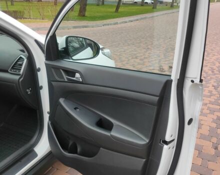 Белый Хендай Туксон, объемом двигателя 2 л и пробегом 76 тыс. км за 19300 $, фото 13 на Automoto.ua