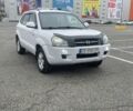 Белый Хендай Туксон, объемом двигателя 2 л и пробегом 183 тыс. км за 9500 $, фото 1 на Automoto.ua