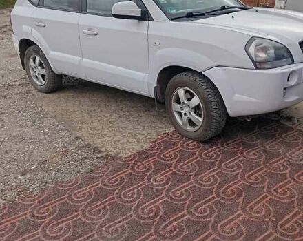 Белый Хендай Туксон, объемом двигателя 1.98 л и пробегом 200 тыс. км за 8500 $, фото 1 на Automoto.ua