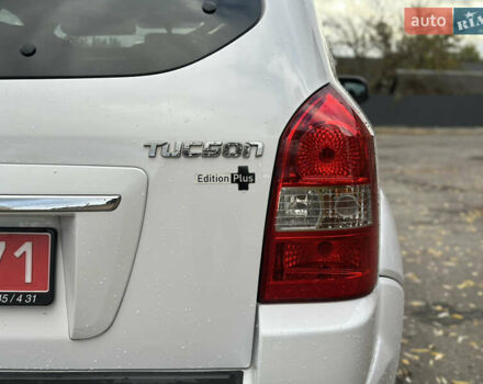 Белый Хендай Туксон, объемом двигателя 2 л и пробегом 221 тыс. км за 7700 $, фото 9 на Automoto.ua