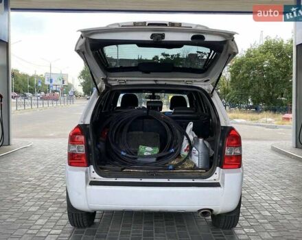 Білий Хендай Туксон, об'ємом двигуна 1.98 л та пробігом 225 тис. км за 8400 $, фото 33 на Automoto.ua