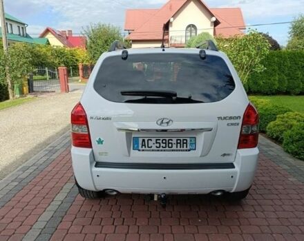 Белый Хендай Туксон, объемом двигателя 2 л и пробегом 192 тыс. км за 2227 $, фото 8 на Automoto.ua