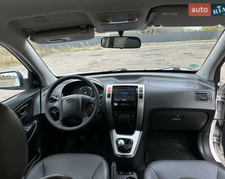 Белый Хендай Туксон, объемом двигателя 2 л и пробегом 221 тыс. км за 7700 $, фото 12 на Automoto.ua