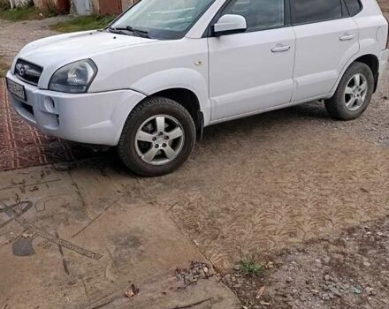 Белый Хендай Туксон, объемом двигателя 1.98 л и пробегом 200 тыс. км за 8500 $, фото 3 на Automoto.ua