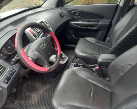 Белый Хендай Туксон, объемом двигателя 2 л и пробегом 177 тыс. км за 8800 $, фото 7 на Automoto.ua