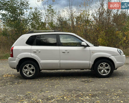 Белый Хендай Туксон, объемом двигателя 2 л и пробегом 221 тыс. км за 7700 $, фото 7 на Automoto.ua