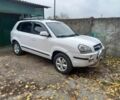 Белый Хендай Туксон, объемом двигателя 2 л и пробегом 177 тыс. км за 8800 $, фото 1 на Automoto.ua