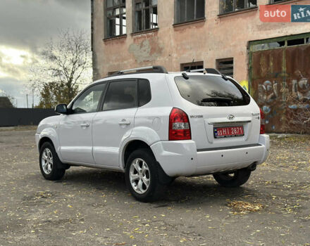 Белый Хендай Туксон, объемом двигателя 2 л и пробегом 221 тыс. км за 7700 $, фото 4 на Automoto.ua