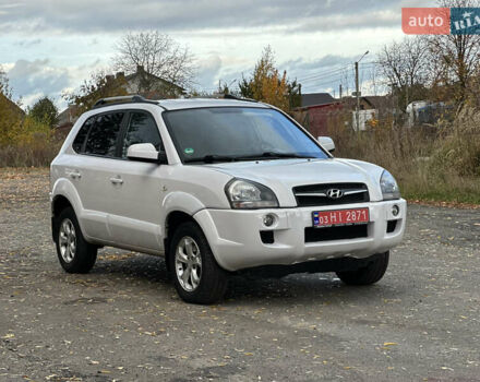 Белый Хендай Туксон, объемом двигателя 2 л и пробегом 221 тыс. км за 7700 $, фото 1 на Automoto.ua