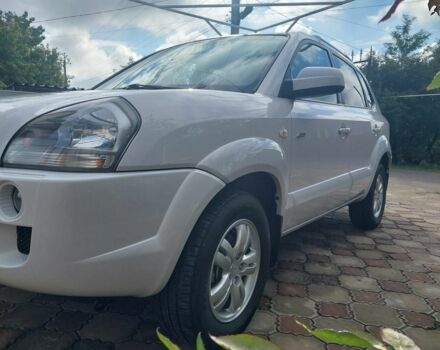 Белый Хендай Туксон, объемом двигателя 2 л и пробегом 120 тыс. км за 9600 $, фото 4 на Automoto.ua