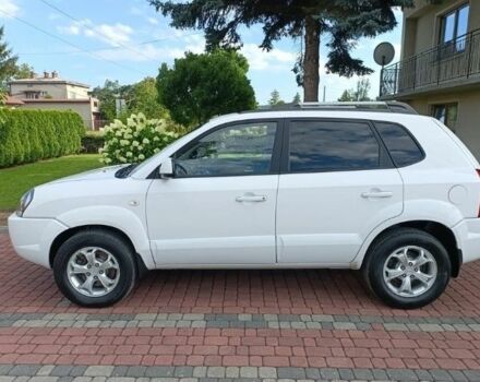 Белый Хендай Туксон, объемом двигателя 2 л и пробегом 192 тыс. км за 2227 $, фото 2 на Automoto.ua