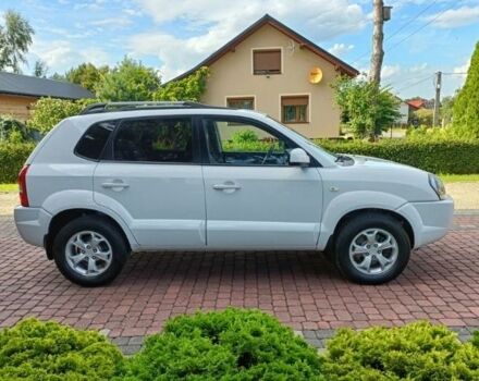 Белый Хендай Туксон, объемом двигателя 2 л и пробегом 192 тыс. км за 2227 $, фото 5 на Automoto.ua