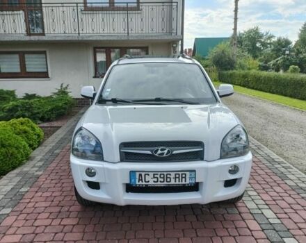 Белый Хендай Туксон, объемом двигателя 2 л и пробегом 192 тыс. км за 2227 $, фото 7 на Automoto.ua