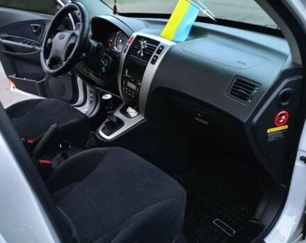 Белый Хендай Туксон, объемом двигателя 1.99 л и пробегом 191 тыс. км за 9300 $, фото 13 на Automoto.ua