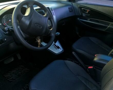 Білий Хендай Туксон, об'ємом двигуна 2 л та пробігом 228 тис. км за 7500 $, фото 6 на Automoto.ua