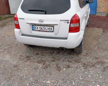 Белый Хендай Туксон, объемом двигателя 1.98 л и пробегом 200 тыс. км за 8500 $, фото 2 на Automoto.ua