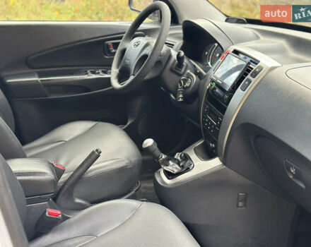 Белый Хендай Туксон, объемом двигателя 2 л и пробегом 221 тыс. км за 7700 $, фото 11 на Automoto.ua