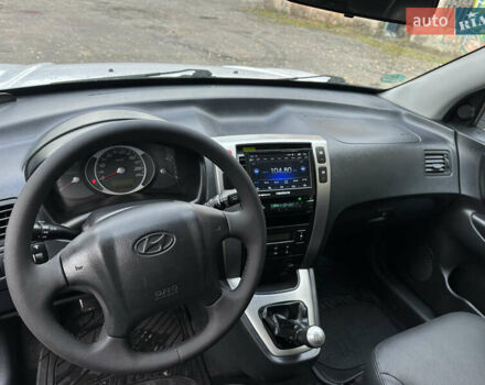 Белый Хендай Туксон, объемом двигателя 2 л и пробегом 221 тыс. км за 7700 $, фото 16 на Automoto.ua