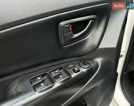 Белый Хендай Туксон, объемом двигателя 2 л и пробегом 221 тыс. км за 7700 $, фото 14 на Automoto.ua