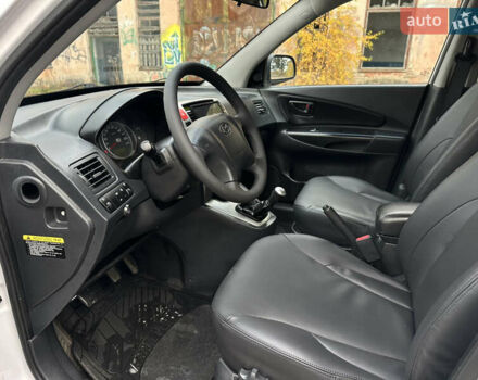 Белый Хендай Туксон, объемом двигателя 2 л и пробегом 221 тыс. км за 7700 $, фото 13 на Automoto.ua